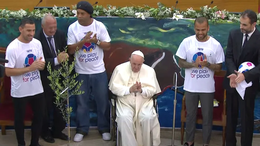 El papa Francisco junto a Ronaldinho, Maxi Rodríguez y Dani Alves